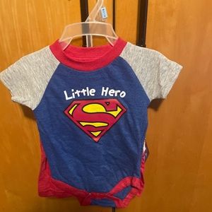 Brand new Superman newborn (0/3) onesie outfit